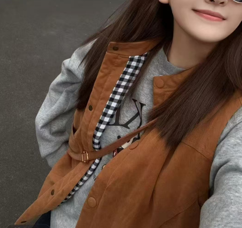 Dámska prešívaná vesta so stojacim golierom, vreckami a gombami, jednofarebná, hlavná tkanina bavlna 80–90%, voľný štýl