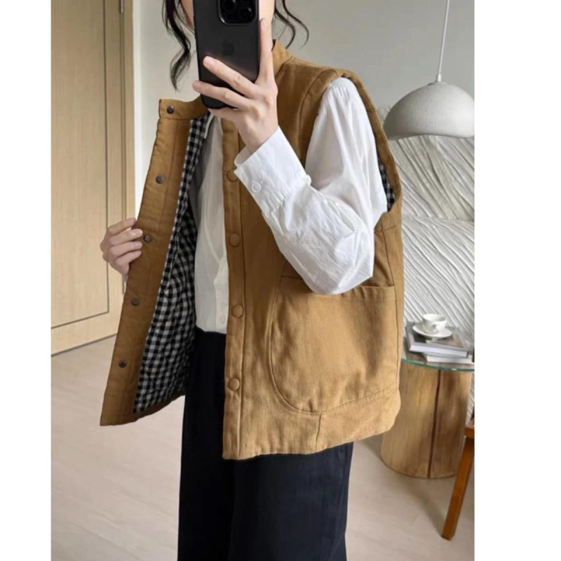 Dámska prešívaná vesta so stojacim golierom, vreckami a gombami, jednofarebná, hlavná tkanina bavlna 80–90%, voľný štýl