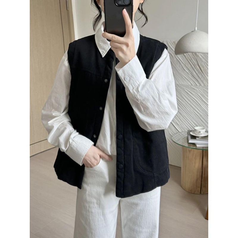 Dámska prešívaná vesta so stojacim golierom, vreckami a gombami, jednofarebná, hlavná tkanina bavlna 80–90%, voľný štýl