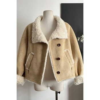 Jaka no poliestera ar kontrastējošu mākslīgo kažokādu, brīvs piegriezums, garas piedurknes, polo apkakle, aizdare ar vienu rindu sprādzēm