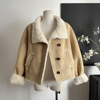 Jaka no poliestera ar kontrastējošu mākslīgo kažokādu, brīvs piegriezums, garas piedurknes, polo apkakle, aizdare ar vienu rindu sprādzēm