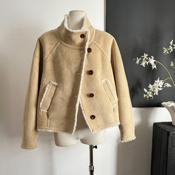 Jaka no poliestera ar kontrastējošu mākslīgo kažokādu, brīvs piegriezums, garas piedurknes, polo apkakle, aizdare ar vienu rindu sprādzēm