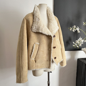 Jaka no poliestera ar kontrastējošu mākslīgo kažokādu, brīvs piegriezums, garas piedurknes, polo apkakle, aizdare ar vienu rindu sprādzēm