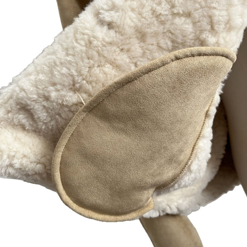 Jaka no poliestera ar kontrastējošu mākslīgo kažokādu, brīvs piegriezums, garas piedurknes, polo apkakle, aizdare ar vienu rindu sprādzēm