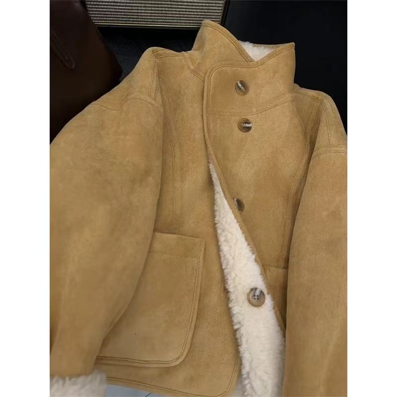 Sievietēm zamšādas virējais apģērbs ar integrētu kažoku, biezs, ikdienas stilā, ar stāvošu apkakli, garie piedurknes, parasts garums 50–65 cm