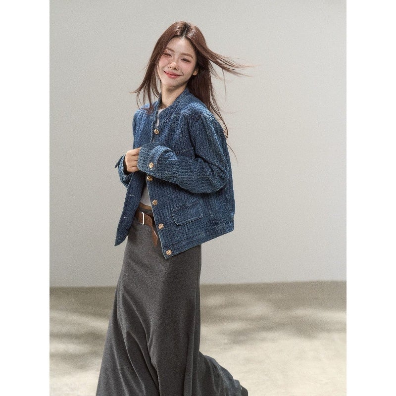 Dāmu džinsa jaka, kokvilnas maisījums 50–70%, garas piedurknes, polo apkakle, A līnijas siluets, vidēja biezums, pavasara izlaidums 2025