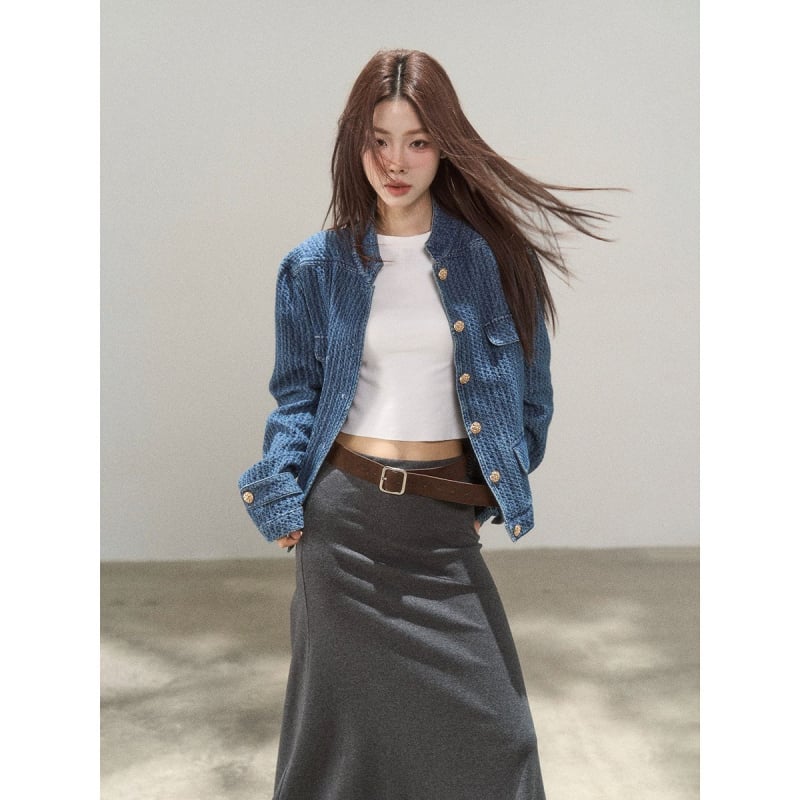 Dāmu džinsa jaka, kokvilnas maisījums 50–70%, garas piedurknes, polo apkakle, A līnijas siluets, vidēja biezums, pavasara izlaidums 2025