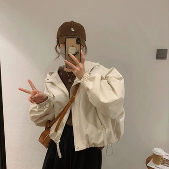 Sievietēm kapucēta chenille jaka ar spandexu 90-95%, īsa, brīva piegriezuma ar bat piedurknēm, pavasaris 2025