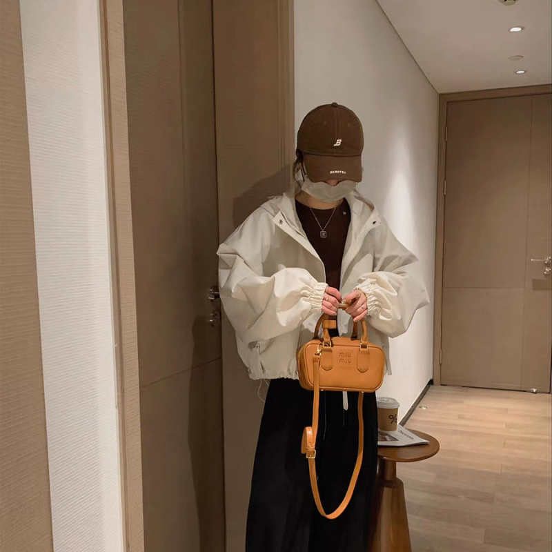 Sievietēm kapucēta chenille jaka ar spandexu 90-95%, īsa, brīva piegriezuma ar bat piedurknēm, pavasaris 2025