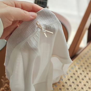 Naiste keskjoones püksid, ilma küljeõmblusteta, hingav regenereeritud tselluloosi kiududest kangas; kroö