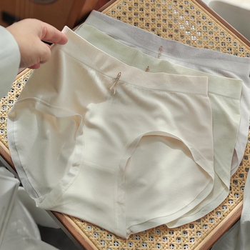 Naiste keskjoones püksid, ilma küljeõmblusteta, hingav regenereeritud tselluloosi kiududest kangas; kroö