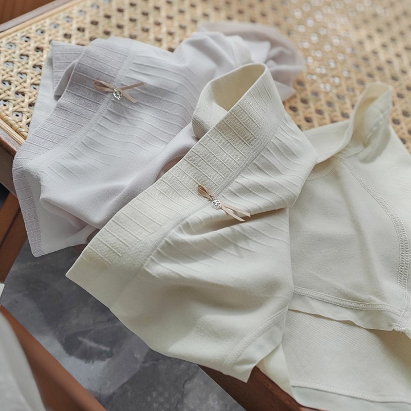 Naiste keskjoones püksid, ilma küljeõmblusteta, hingav regenereeritud tselluloosi kiududest kangas; kroö