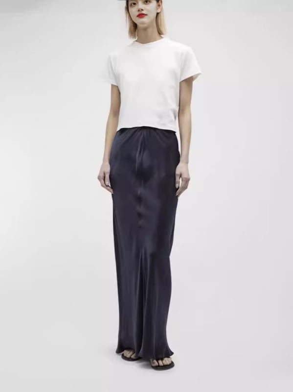 Sieviešu kokvilnas T-krekls, šaura piegriezums, apaļā kakla izgriezums, īsās piedurknes, vienkrāsains raksts, 90-95% kokvilna un līdz 30% elastāns, Pavasaris 2025