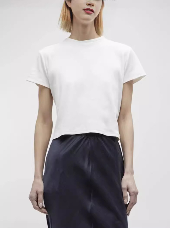 Sieviešu kokvilnas T-krekls, šaura piegriezums, apaļā kakla izgriezums, īsās piedurknes, vienkrāsains raksts, 90-95% kokvilna un līdz 30% elastāns, Pavasaris 2025