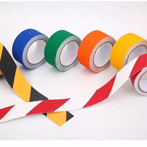 Út közúti csúszásmentes szalag PVC + matt kompozit alapanyaggal, kopásálló, olaj-alapú ragasztó, viszkozitás 90 N/m