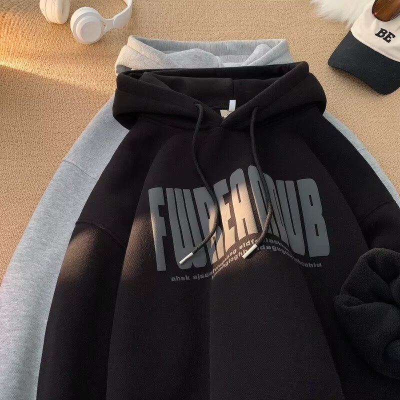 Vīriešu kapucētais džemperis - brīvs siluets, flīsa audums, 51–70% poliestera maisījums, vienkrāsains ar apdruku