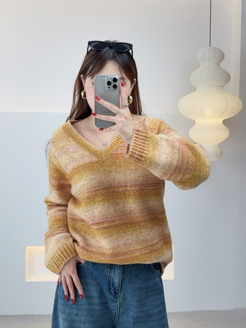 Megztinis su gobtuvu – gradientiniai dryžiai, V kaklo iškirptė, Colorful Dream Velvet, laisvas kirpimas