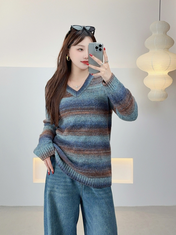 Megztinis su gobtuvu – gradientiniai dryžiai, V kaklo iškirptė, Colorful Dream Velvet, laisvas kirpimas