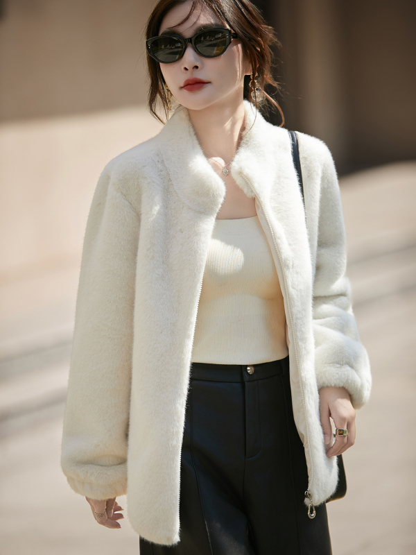 Jakk imitatsioon mink karv, püsti kaelus, pikad varrukad, tõmblukk, paks polüesterriie