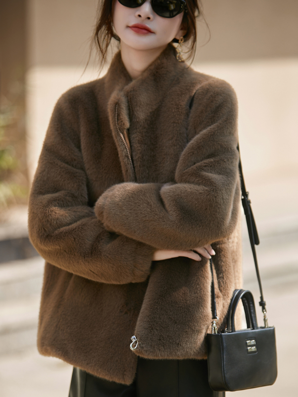 Jakk imitatsioon mink karv, püsti kaelus, pikad varrukad, tõmblukk, paks polüesterriie