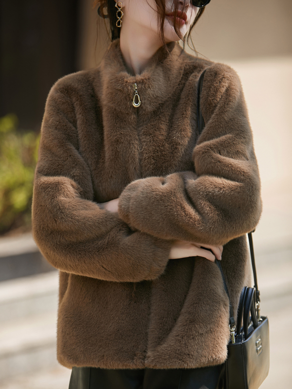 Jakk imitatsioon mink karv, püsti kaelus, pikad varrukad, tõmblukk, paks polüesterriie