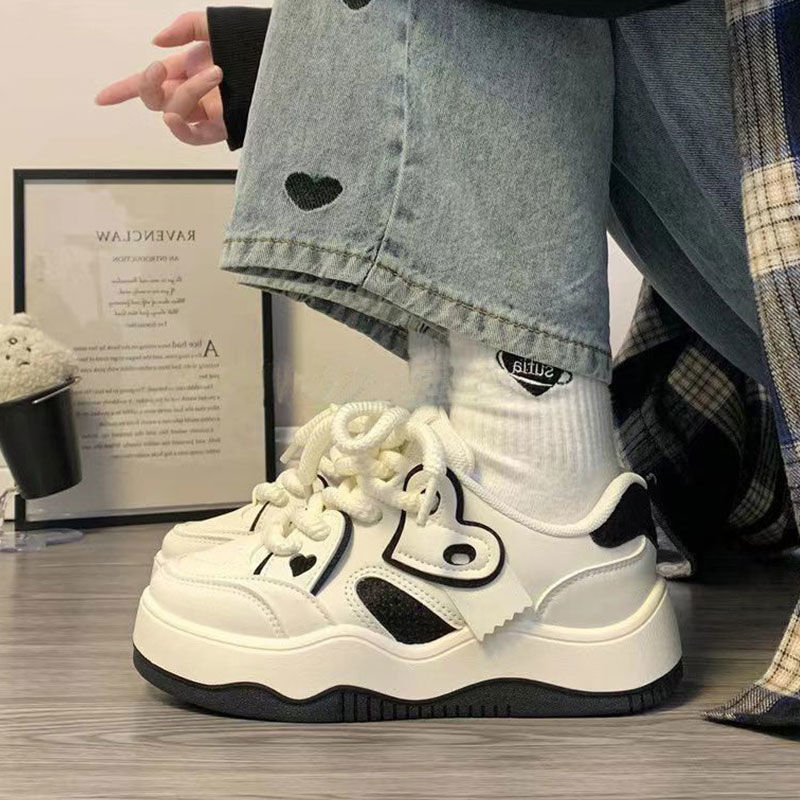 Női alacsony profilú sportcipő műbőr felsőrésszel, gumi talppal, előre fűzős, szív alakú mintával, kerek orr