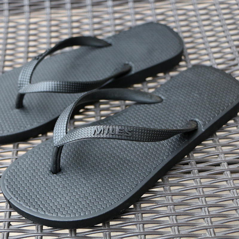 Dospelé plážové žabky, protišmykové, ľahké, horný materiál PVC, podrážka PVC, vnútorná PU, podrážka vstrekovaná, plochá podrážka