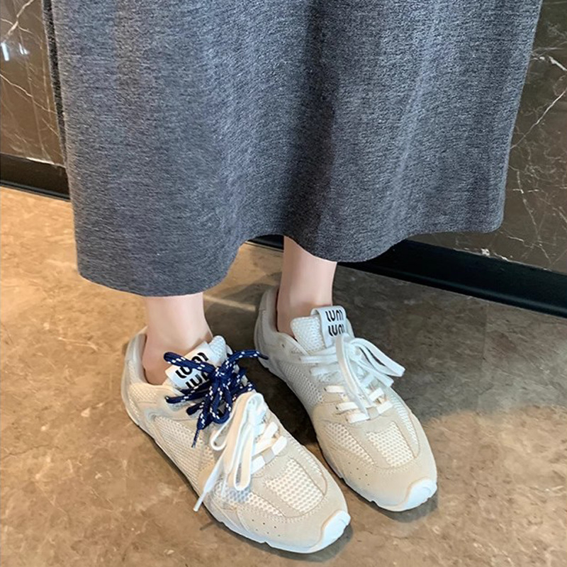 Ženské tenisky na šnúrky, priedušná pravá koža, semišový povrch, nízky horný diel, gumová podrážka