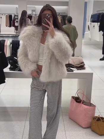 Dirbtinio kailio švarkas - gatvės hipster stilius, ilgos rankovės, apykaklė su atlapais, poliesterio pluoštas (≥95%), ruduo 2025