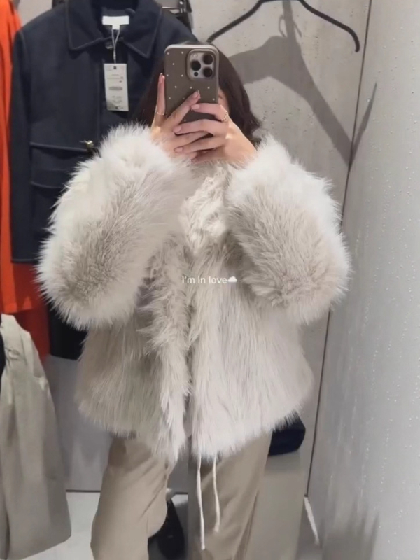 Dirbtinio kailio švarkas - gatvės hipster stilius, ilgos rankovės, apykaklė su atlapais, poliesterio pluoštas (≥95%), ruduo 2025