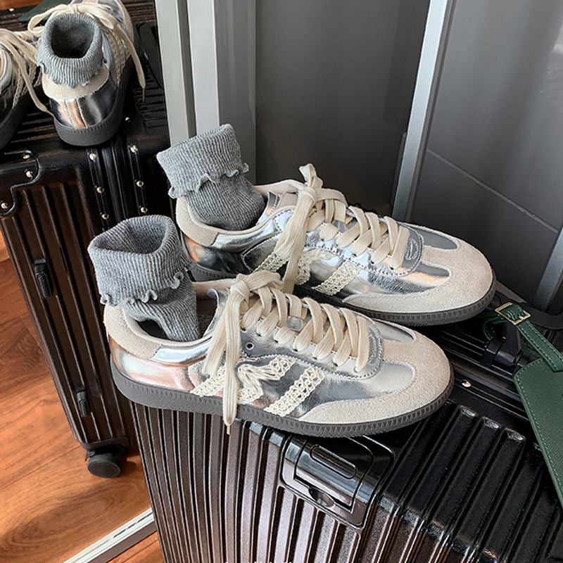 Sneakers din piele naturală de vițel pentru femei, vârf rotund, închidere cu bretea frontală, toc mic 1–3 cm, talpă din cauciuc