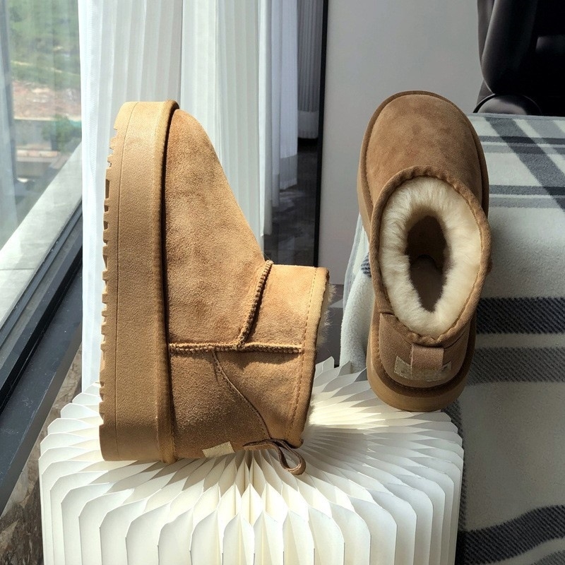 Ženske zimske čizme s debelim đonom, gornji dio od velura, zatvaranje na Velcro, gumeni đon, visina potpetice 3–5 cm
