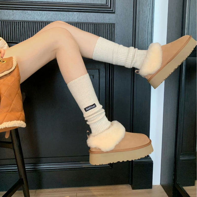 Cizme de iarnă pentru femei, din piele de vită, căptușite cu lână, talpă din cauciuc, talpă groasă, înălțimea tocurilor 3–5 cm, gleznă joasă, fără șireturi, culoare uni.