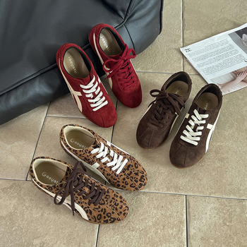 Adidași de damă din piele întoarsă, cu șireturi, înălțare ascunsă, vârf rotund, talpă din cauciuc