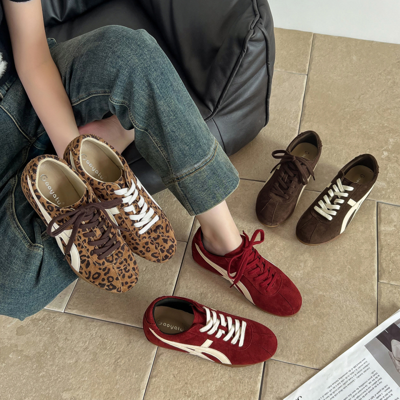 Adidași de damă din piele întoarsă, cu șireturi, înălțare ascunsă, vârf rotund, talpă din cauciuc