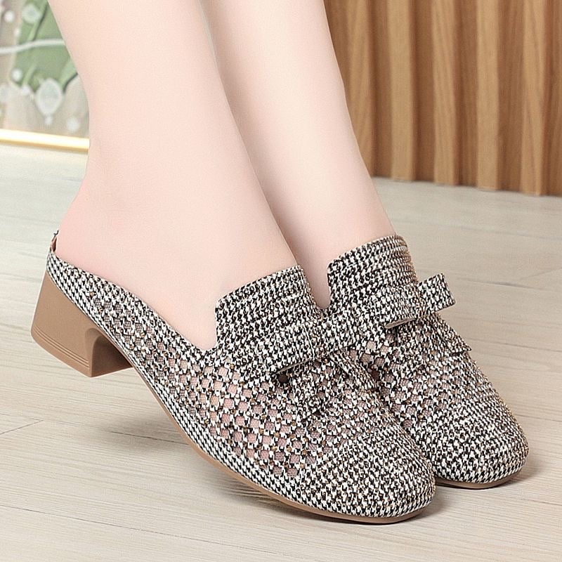 Papuci Baotou cu vârf rotund și design decupat; partea superioară din piele microfibră, talpă din cauciuc, respirante, talpă plată, grosimea talpă 0–3 cm