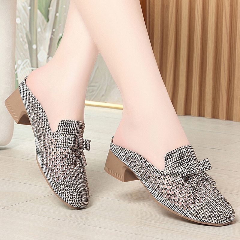 Papuci Baotou cu vârf rotund și design decupat; partea superioară din piele microfibră, talpă din cauciuc, respirante, talpă plată, grosimea talpă 0–3 cm