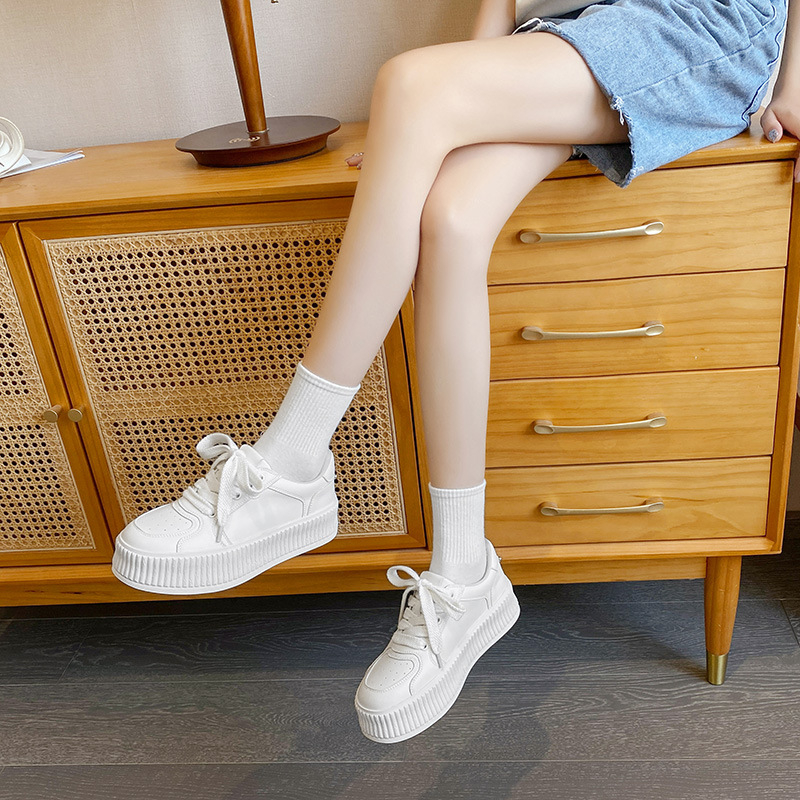 Adidași casual pentru femei cu vârf rotund, exterior microfibră, talpă din cauciuc, toc mediu 3–5 cm, șiret, stil colegiu