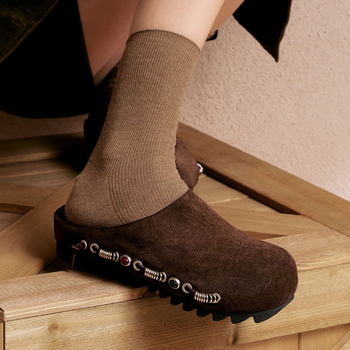 Ženske kožne slip-on s debelim potplatom, Birkenstock‑inspiriran retro stil; gornji dio od telećeg velura; unutarnji dio od tkanine; potplat od gume; debljina potplata 3–5 cm; ravna potpetica