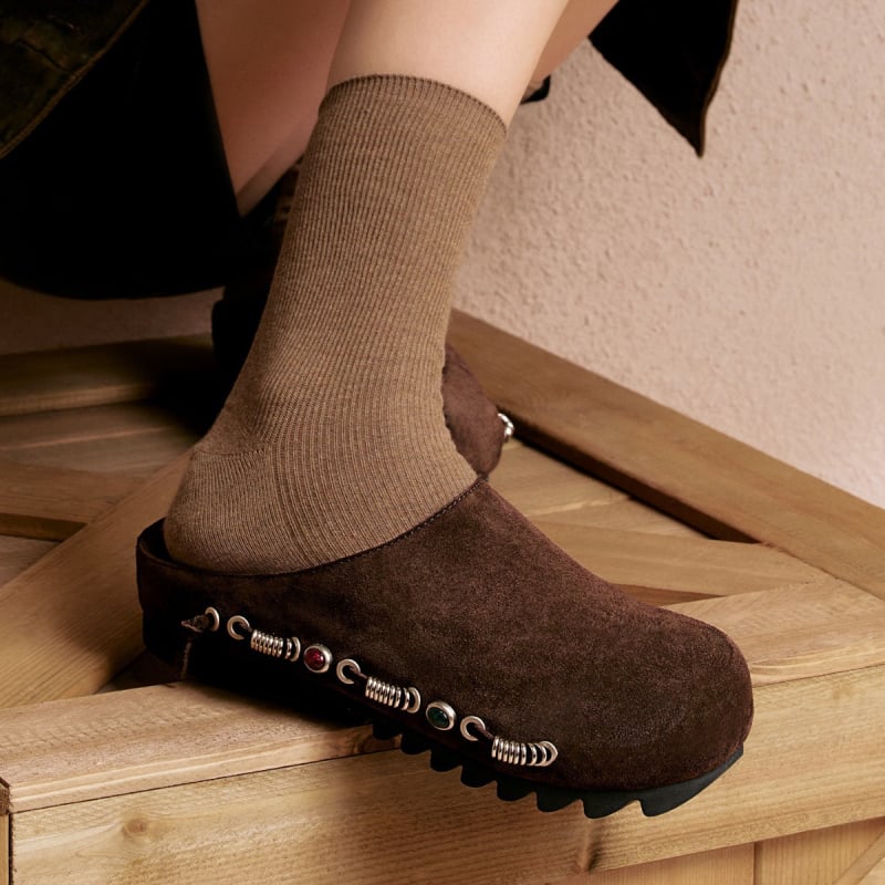 Ženske kožne slip-on s debelim potplatom, Birkenstock‑inspiriran retro stil; gornji dio od telećeg velura; unutarnji dio od tkanine; potplat od gume; debljina potplata 3–5 cm; ravna potpetica