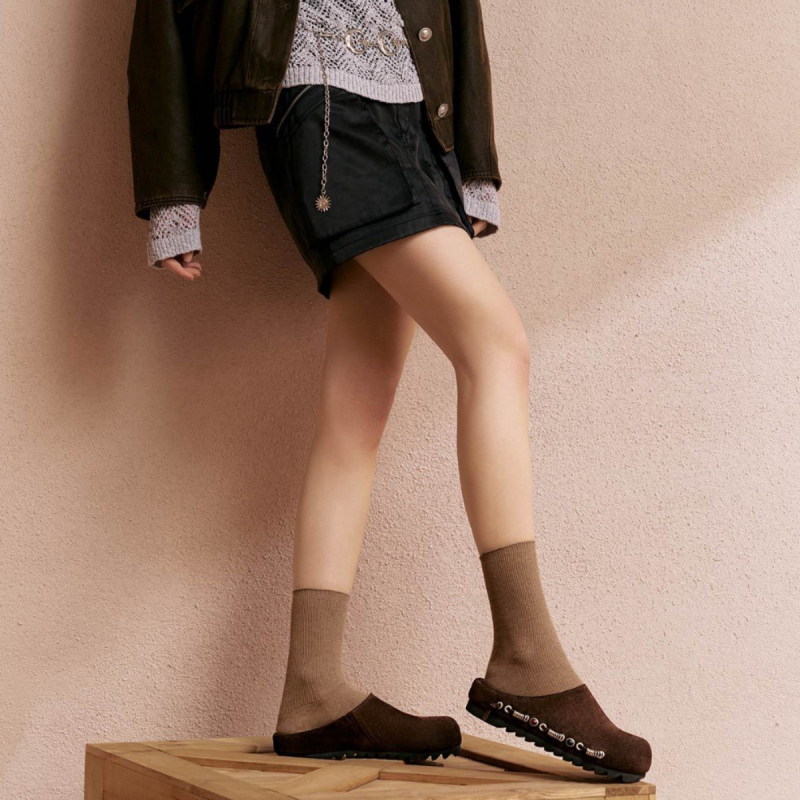 Ženske kožne slip-on s debelim potplatom, Birkenstock‑inspiriran retro stil; gornji dio od telećeg velura; unutarnji dio od tkanine; potplat od gume; debljina potplata 3–5 cm; ravna potpetica