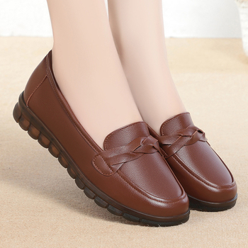 Slip-on nagymama cipő, felsőrész két réteg marhabőrből, talp marhahúzás ínyen, alacsony sarok 1–3 cm, kerek orr