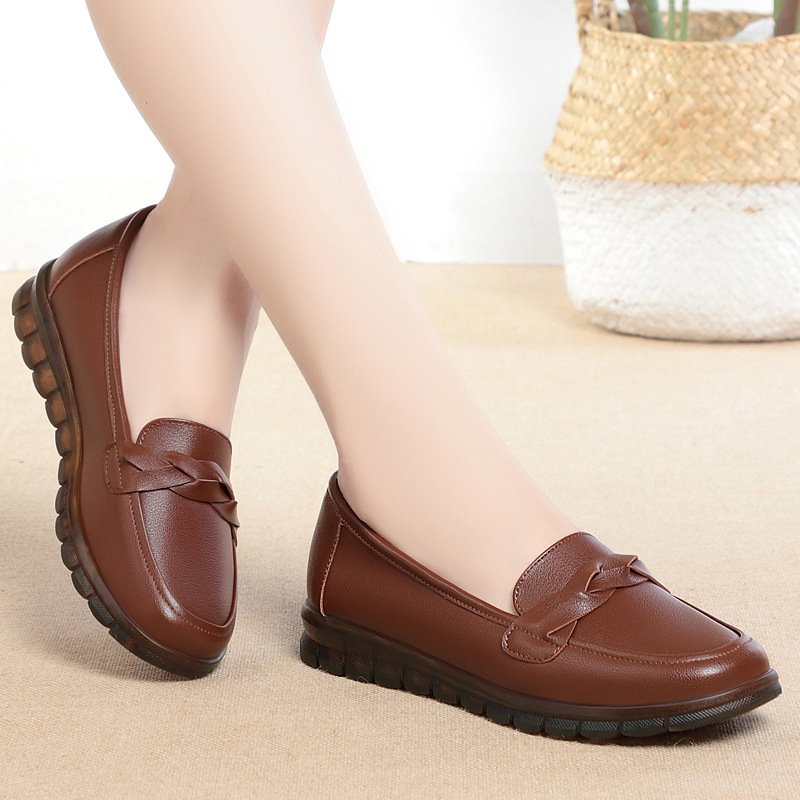 Slip-on nagymama cipő, felsőrész két réteg marhabőrből, talp marhahúzás ínyen, alacsony sarok 1–3 cm, kerek orr