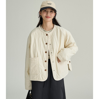 Moteriška striukė su medvilniniu užpildu ir akrilo audiniu, vidutinio ilgio, laisvas kirpimas, ilgos rankovės.