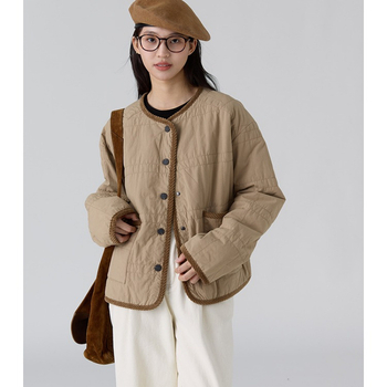 Moteriška striukė su medvilniniu užpildu ir akrilo audiniu, vidutinio ilgio, laisvas kirpimas, ilgos rankovės.