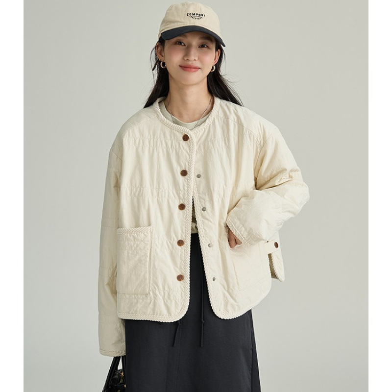 Moteriška striukė su medvilniniu užpildu ir akrilo audiniu, vidutinio ilgio, laisvas kirpimas, ilgos rankovės.