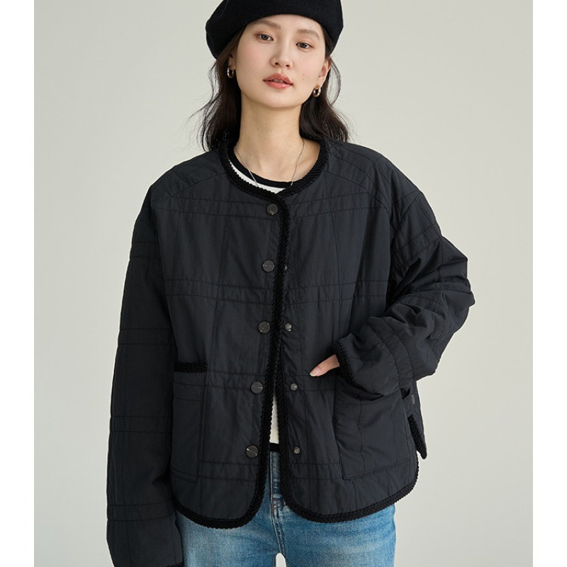 Sieviešu jaciņa ar kokvilnas pildījumu un akrila audumu, vidējā garuma, brīvs piegriezums, garas piedurknes.