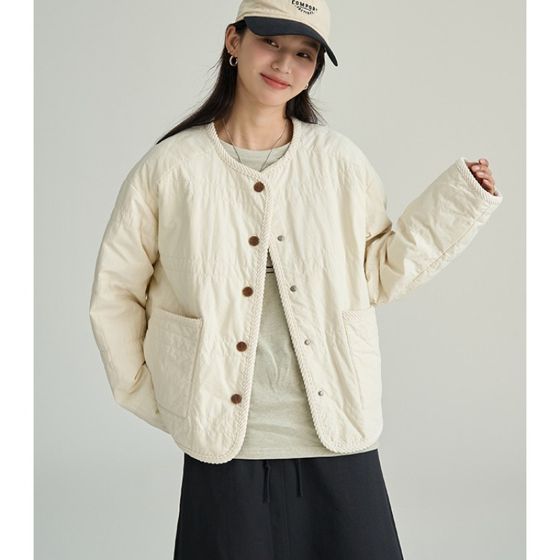 Sieviešu jaciņa ar kokvilnas pildījumu un akrila audumu, vidējā garuma, brīvs piegriezums, garas piedurknes.