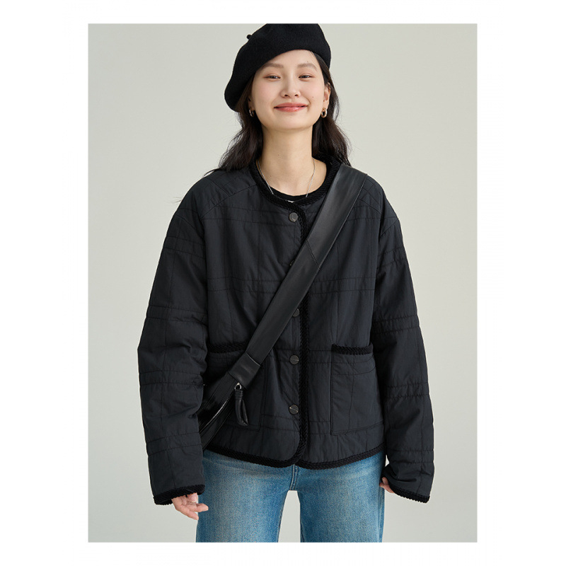 Moteriška striukė su medvilniniu užpildu ir akrilo audiniu, vidutinio ilgio, laisvas kirpimas, ilgos rankovės.