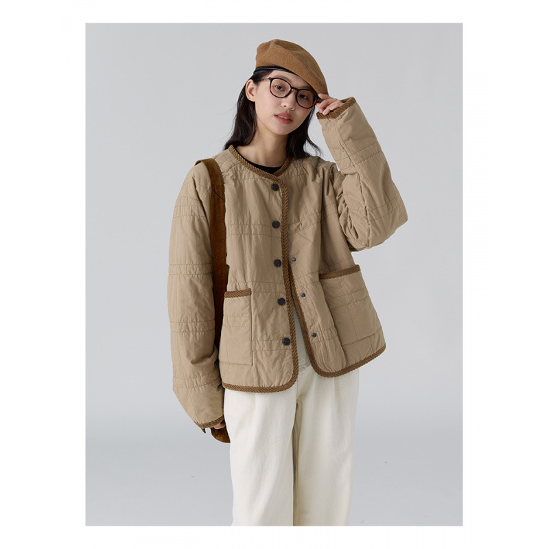 Moteriška striukė su medvilniniu užpildu ir akrilo audiniu, vidutinio ilgio, laisvas kirpimas, ilgos rankovės.